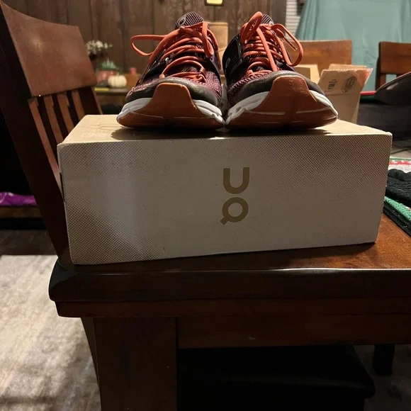 On cloud tennis shoes - Picture 2 of 6